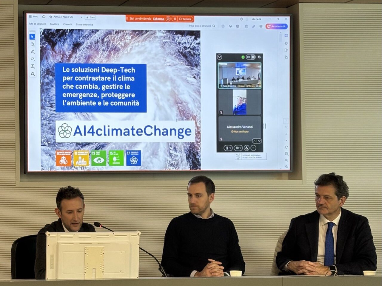 In foto, Bosello illustra il progetto AI4ClimateChange durante l'assemblea ANCI FVG.